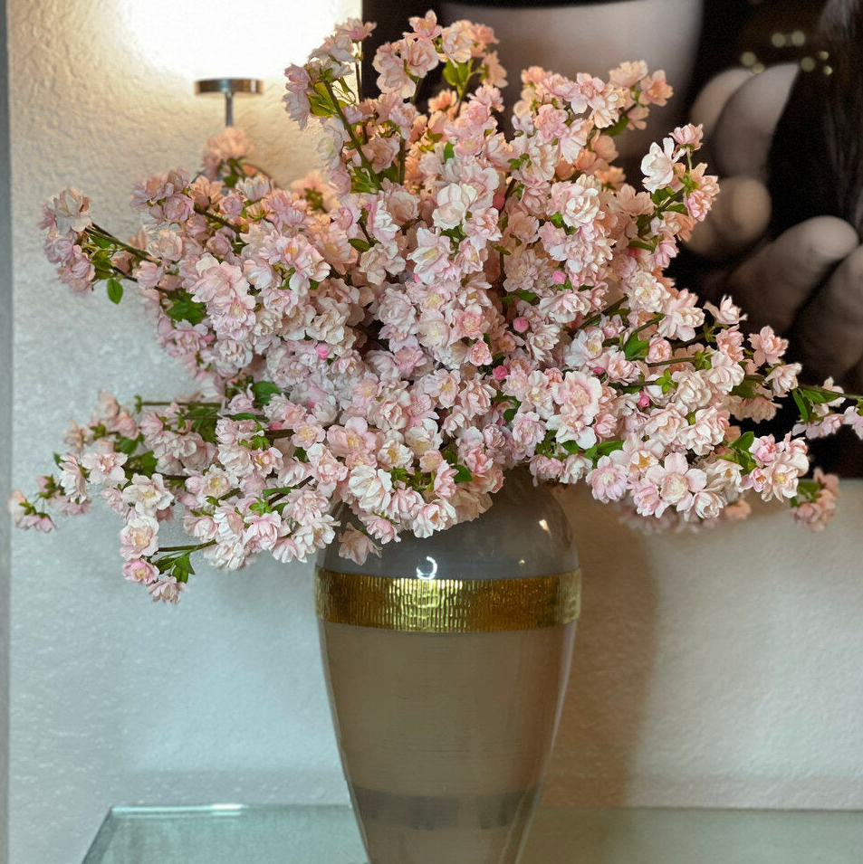 diosa jarrón con rosa cerezo flor Flowers