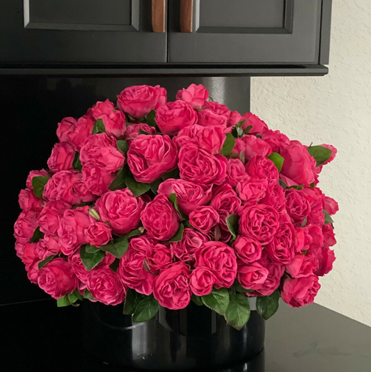 oscuro rosa inglés rosas en un negro vidrio jarrón.