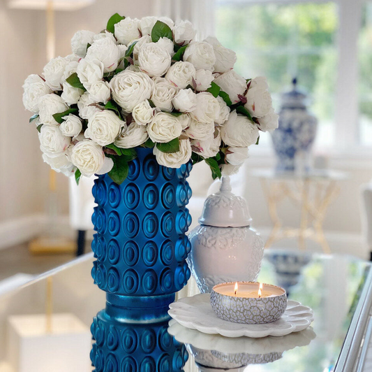 inglés blanco rosas en texturizado azul maceta