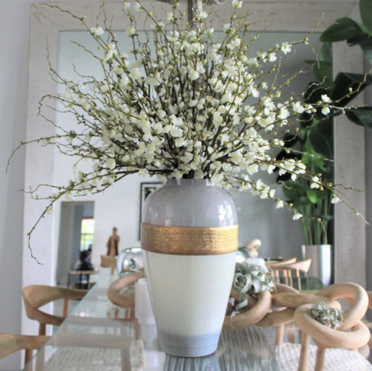 diosa jarrón con cerezo flor ramas.