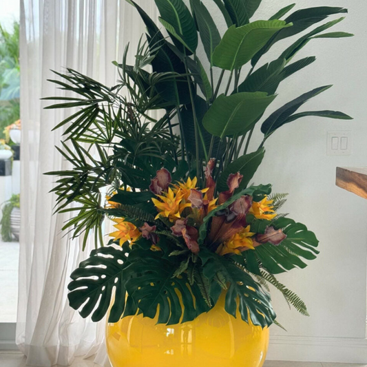 Tropical Plant arreglo en un amarillo esférico maceta