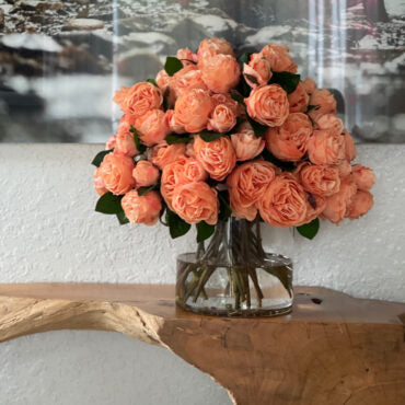 inglés rosas en Clear vidrio cilindro